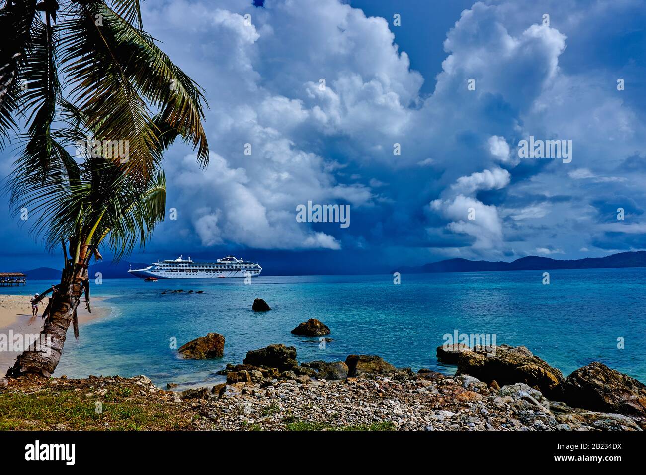L'Isola Doini si trova nel cuore della Baia di Milne, sulla punta orientale di Papua Nuova Guinea. Questa piantagione è stata originariamente esaminata da un governo sur Foto Stock