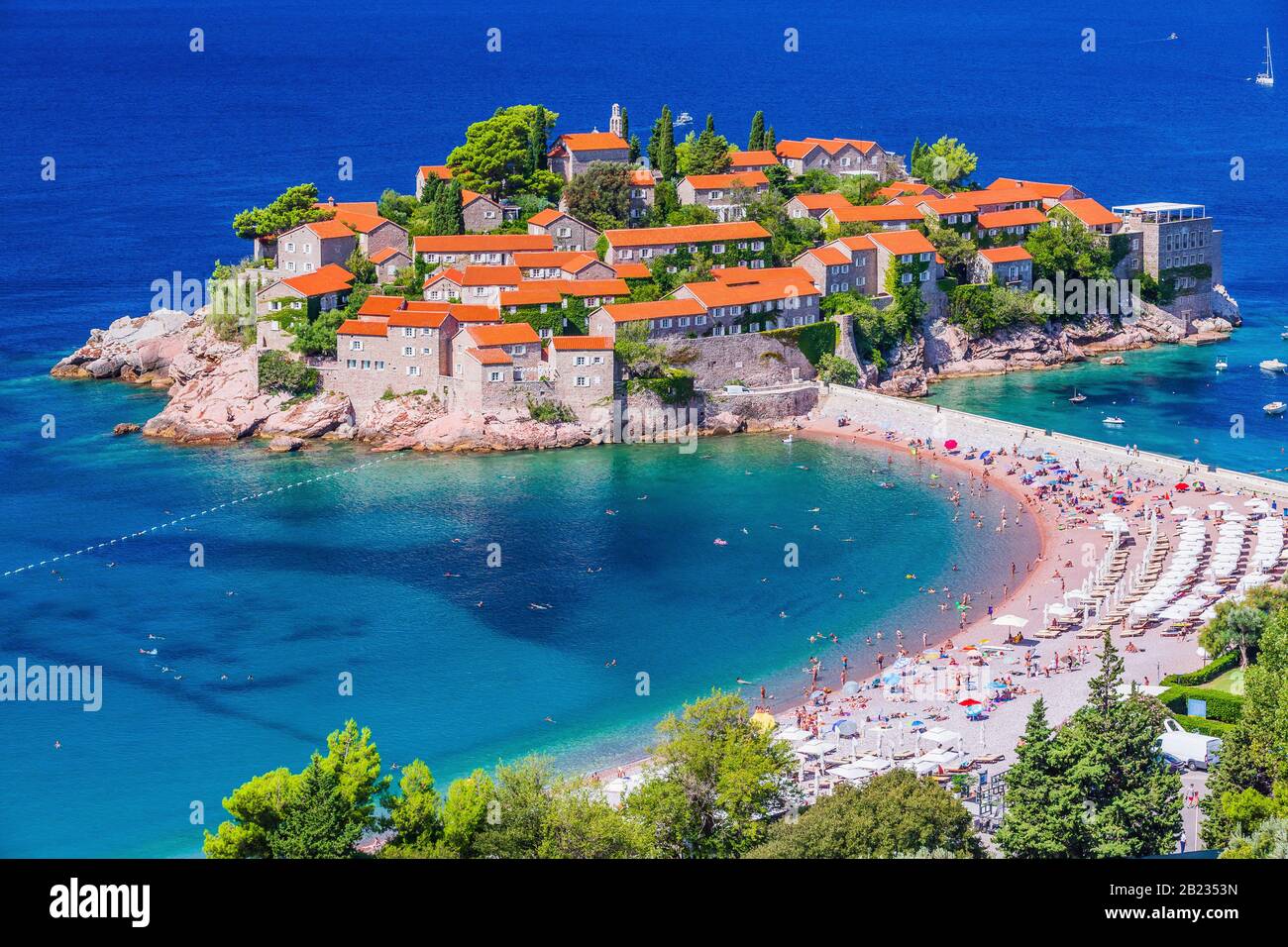 Sveti Stefan, Montenegro. Il vecchio centro storico e resort sull'isola. Foto Stock