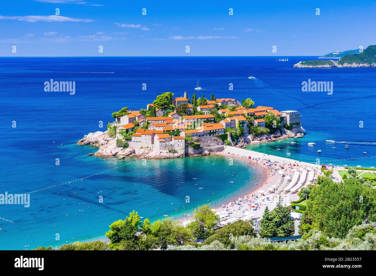 Sveti Stefan, Montenegro. Il vecchio centro storico e resort sull'isola. Foto Stock