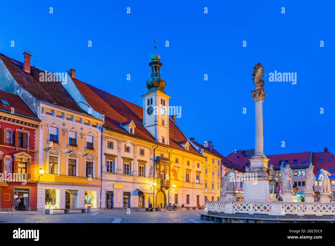 Municipio e Monumento Alla Peste sulla piazza principale di Maribor, Slovenia. Foto Stock