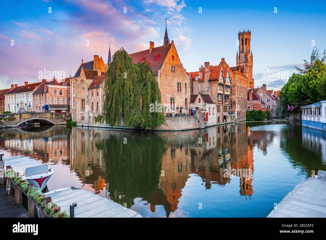 Bruges, Belgio. Il canale di Rozenhoedkaai in Bruges con il campanile in background. Foto Stock