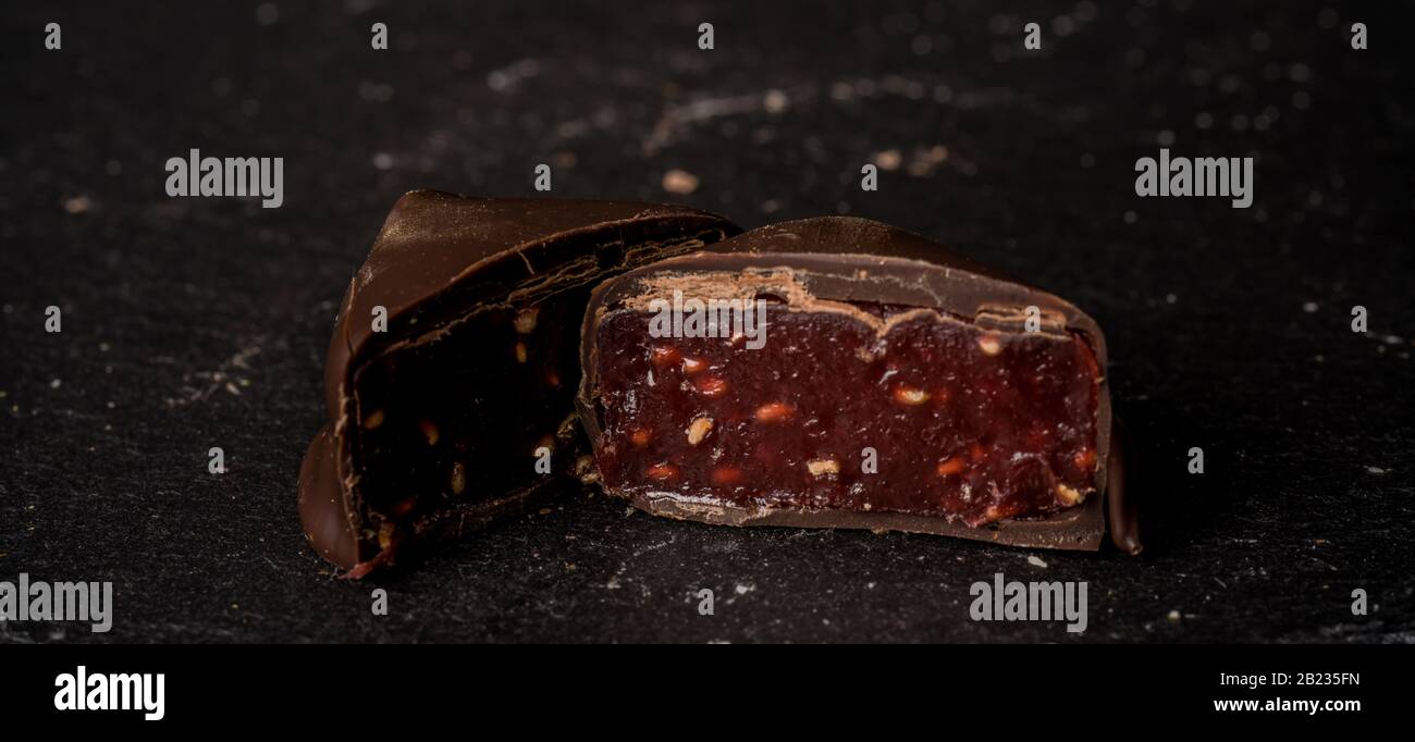 Cioccolatini belgi dewberry fatti in casa su sfondo scuro Foto Stock