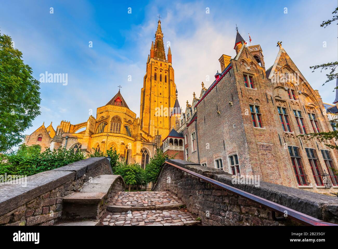 Bruges, Belgio. La Chiesa Di Nostra Signora. Foto Stock