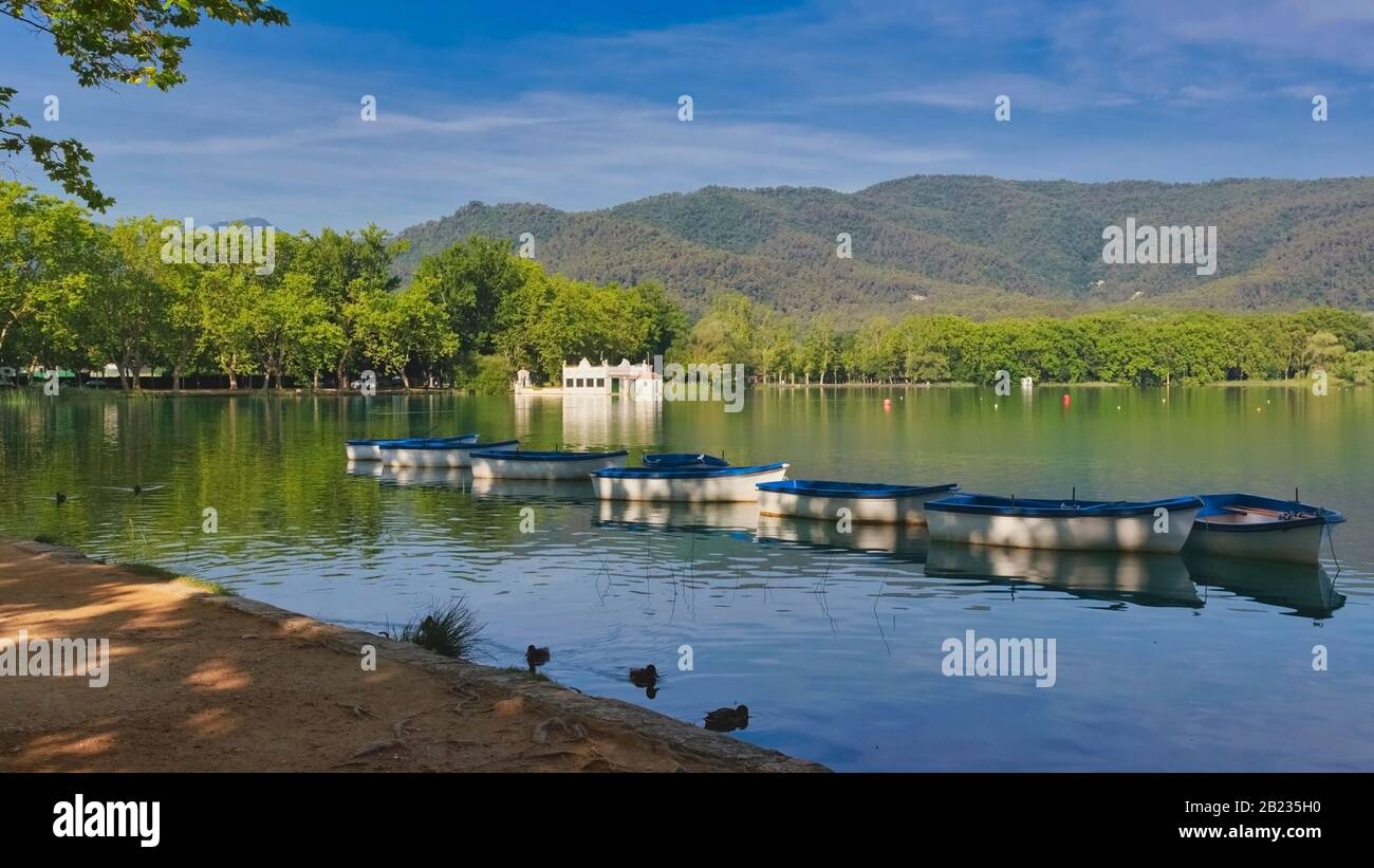 Il lago Banyoles, sede degli eventi olimpici di canottaggio del 1992. Banyoles, Provincia Di Girona, Catalogna, Spagna. Foto Stock