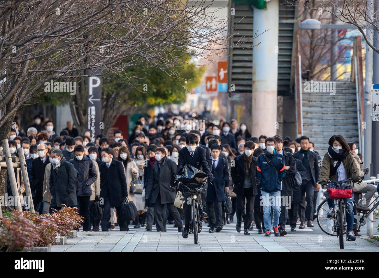 Tokyo, Giappone. 28th Feb, 2020. I lavoratori giapponesi che indossano maschere protettive per prevenire la contaminazione da parte del 2019-nCoV (virus corona) si trovano a lavorare in Harumi-dori Avenue a Toyosu la mattina. Koto Ku, Tokyo, Giappone. Credito: Ivo Gonzalez/Aflo/Alamy Live News Foto Stock