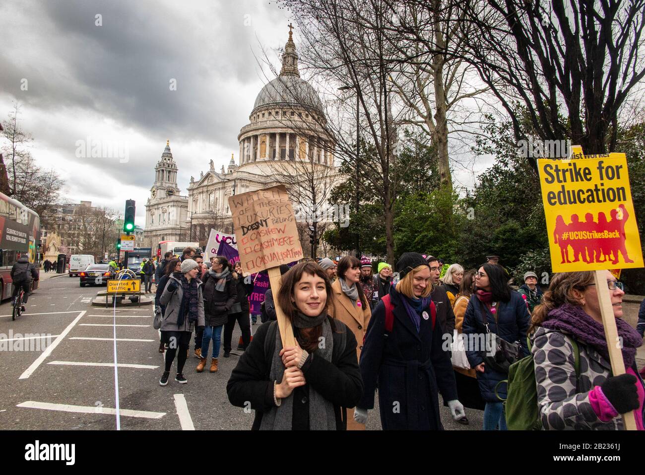 26th febbraio 2020 - I Manifestanti attraversano la città di Londra con la cattedrale di St Paul sul "arco per l'istruzione", in piedi sulla città "gatti grassi" Foto Stock