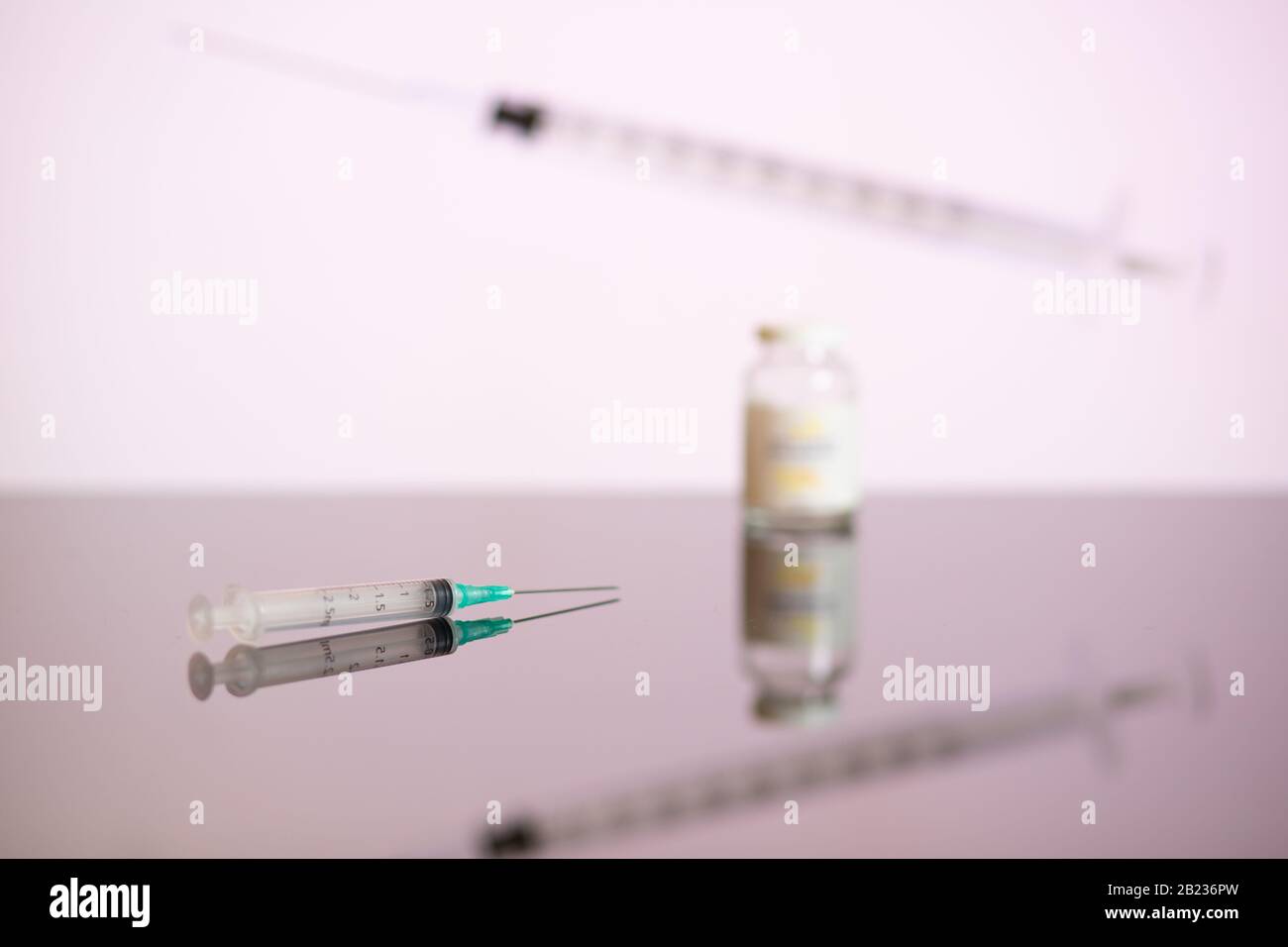 Iniezione di vaccino e siringa. Viene utilizzato per la prevenzione, l'immunizzazione e il trattamento da infezione da virus corona (nuova malattia di coronavirus 2019, COVID-19, W. Foto Stock