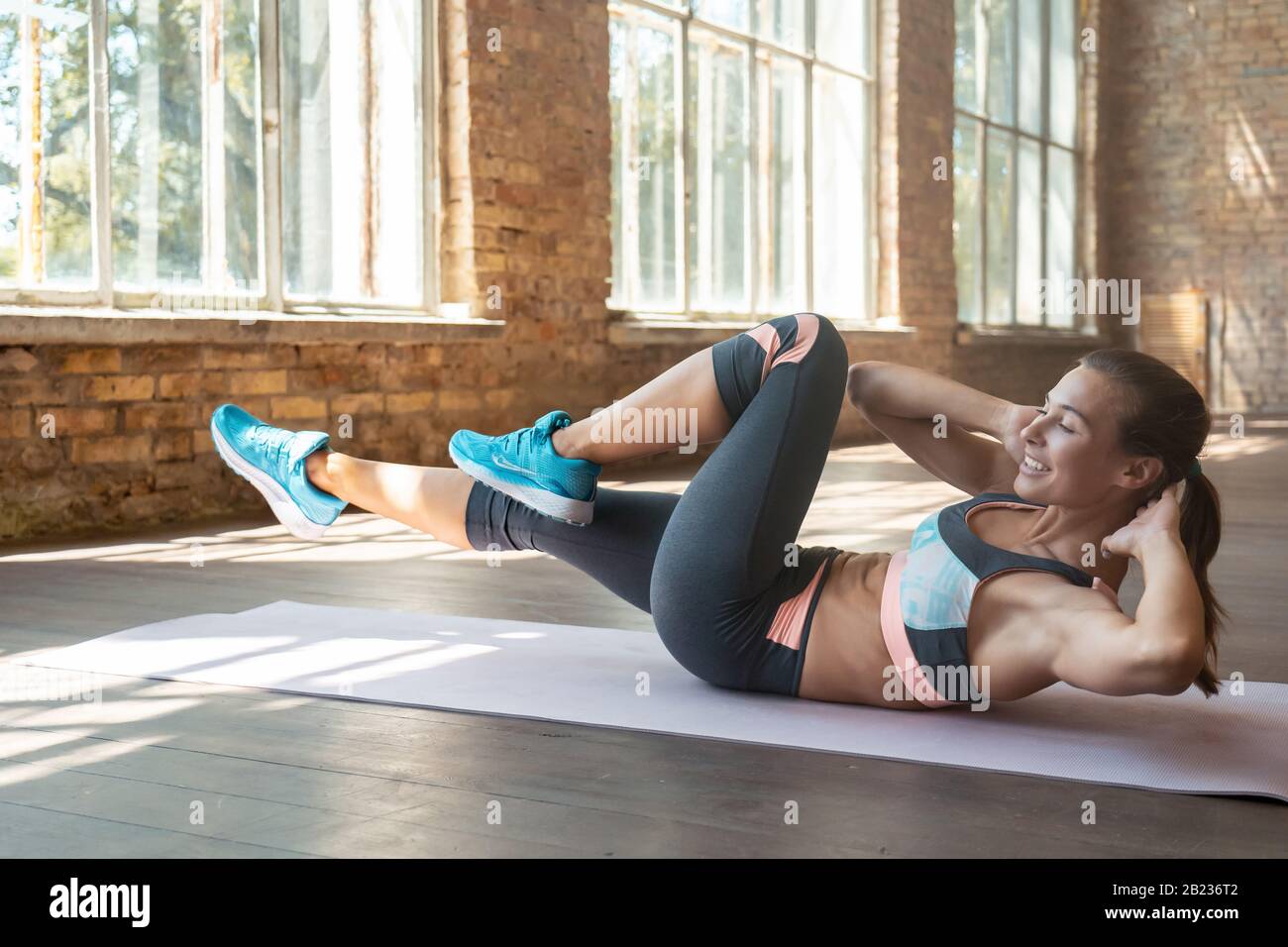 giovane donna sportiva allenarsi ginocchio a gomito crunch sano stile di vita. Foto Stock