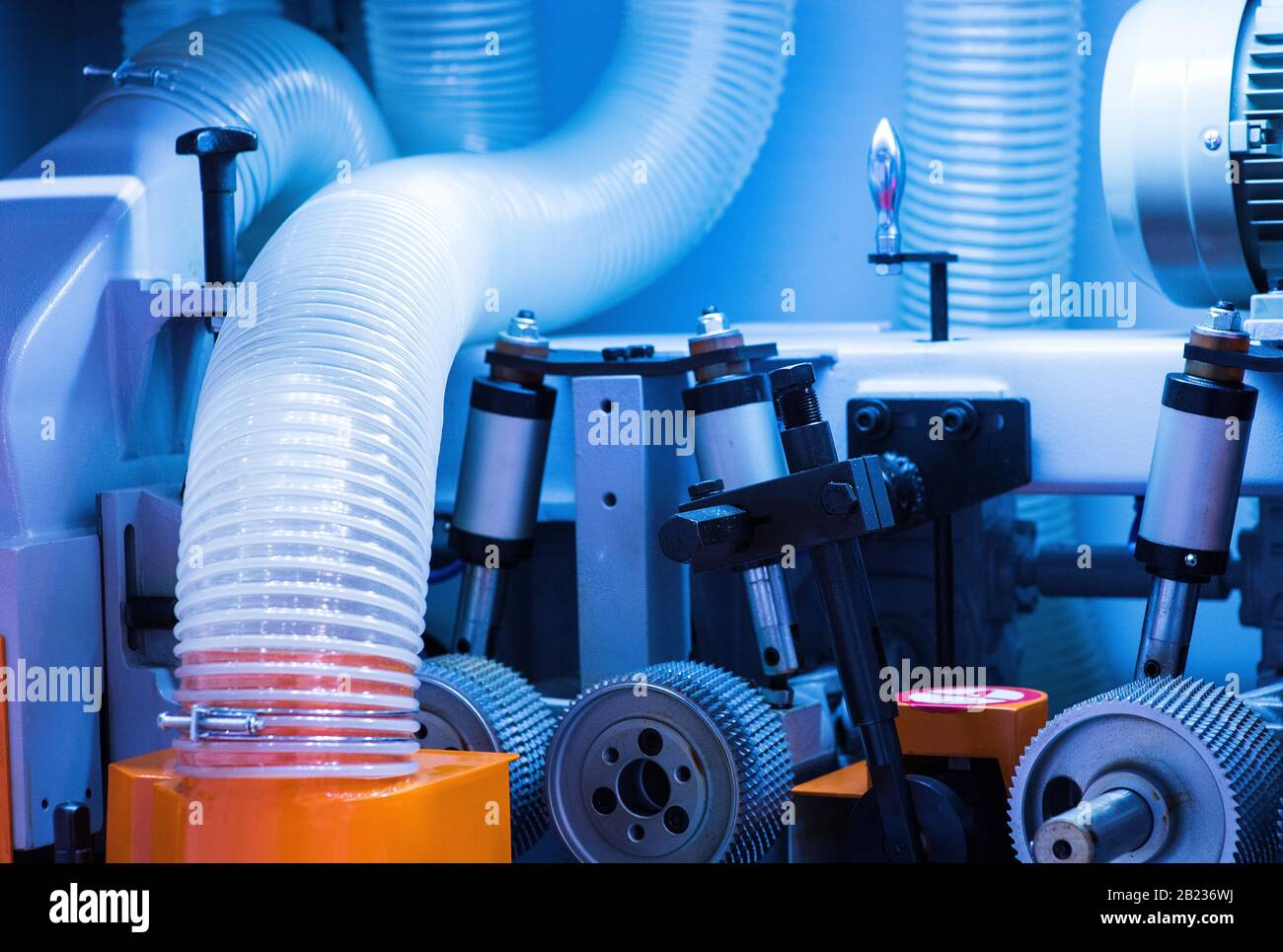 Fresatrice CNC. Installazione di fresatura e incisione. Macchina per la lavorazione del legno CNC. Macchina per fresatura ed incisione di alta qualità di superfici di pezzi Foto Stock