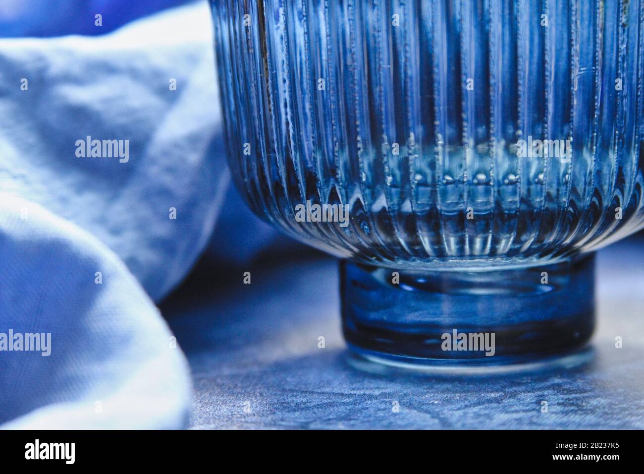 La vita morta monocromatica in Classic Blue, colore dell'anno per il 2020 . Foto Stock