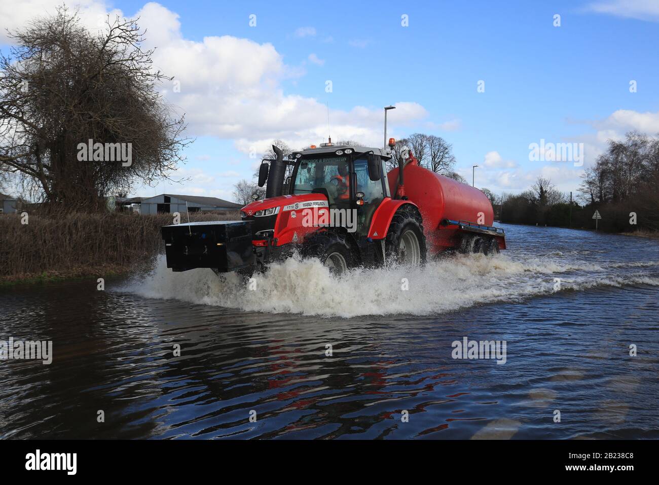 Un trattore attraversa l'acqua delle inondazioni a East Cowick, nello Yorkshire, dopo forti piogge e forti venti portati da Storm Jorge ha colpito il Regno Unito durante la notte. Foto Stock