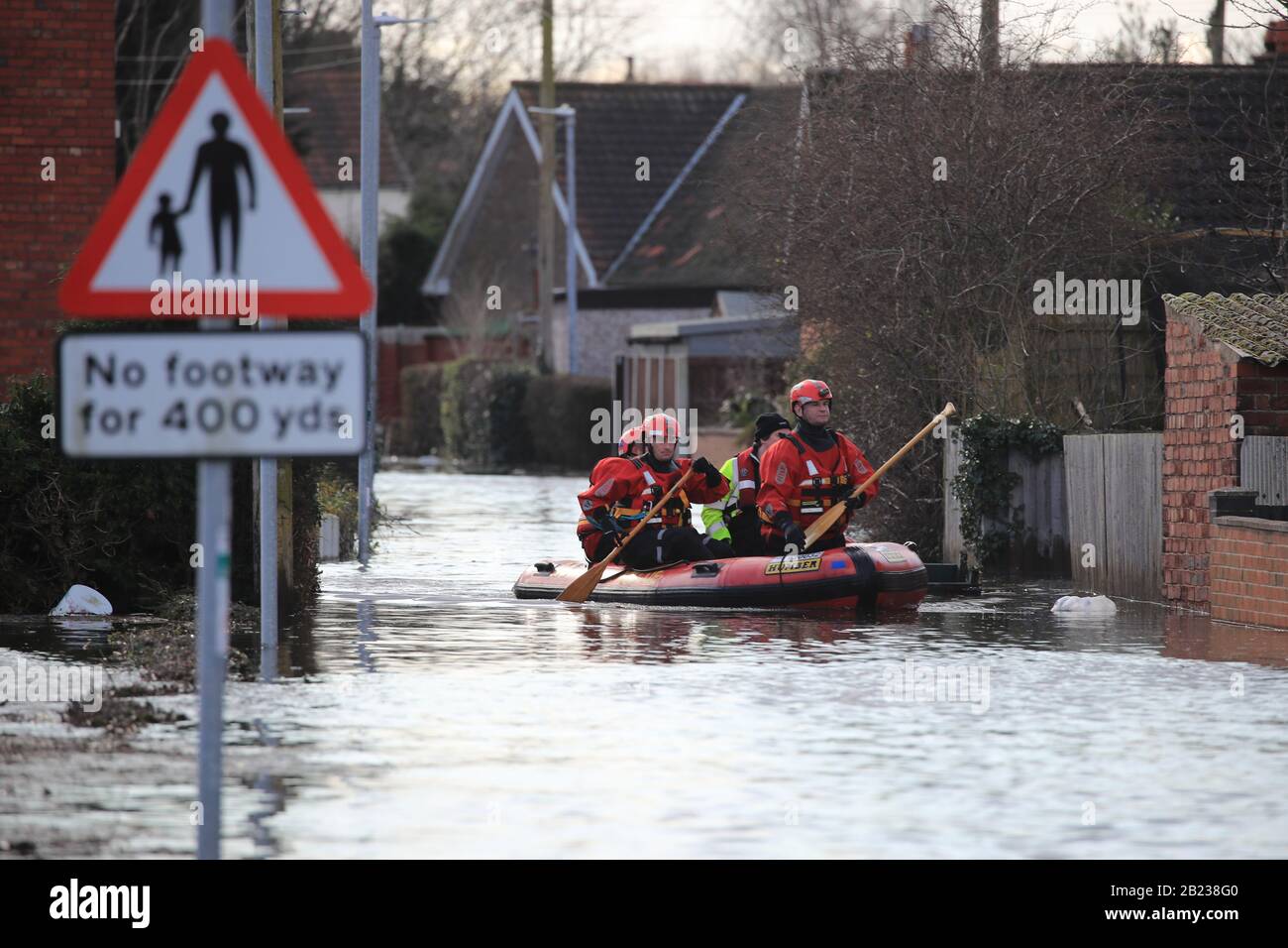 I soccorritori nel villaggio inondato di East Cowick, Yorkshire, dopo forti piogge e forti venti portati da Storm Jorge hanno martoriato il Regno Unito durante la notte. Foto Stock