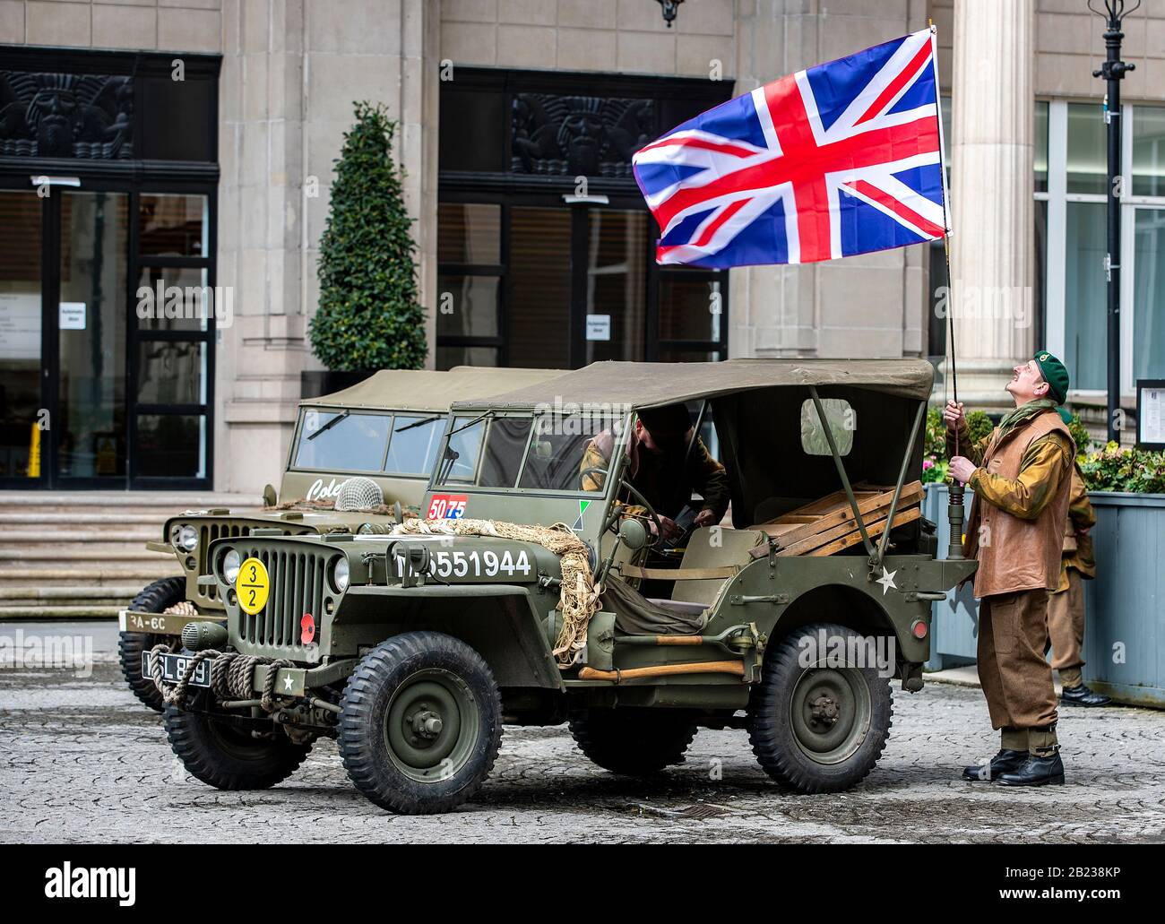 Le persone vestite con uniformi del tempo di guerra si affiancano ai veicoli d'epoca, mentre prendono parte al festival Del weekend Di Guerra degli anni '40 presso la sede centrale di Western Approes a Liverpool. Foto Stock