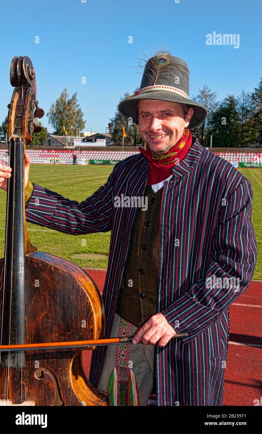 Mann mit Cello, Musikanten a Litauen, MR: Si Foto Stock