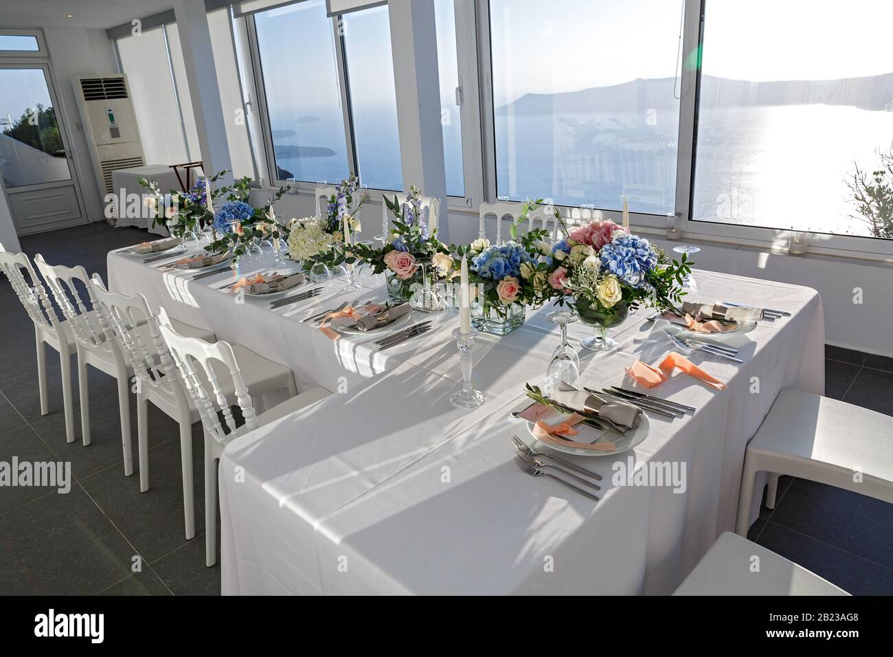 Set tavolo per un matrimonio con bouquet di fiori Foto Stock