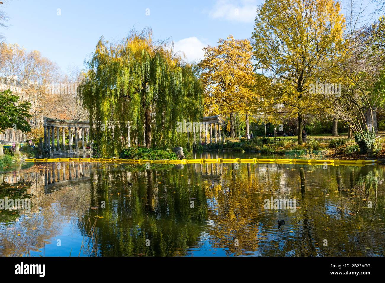 Il lago e le colonne romane in Parc Monceau a Parigi. Foto Stock