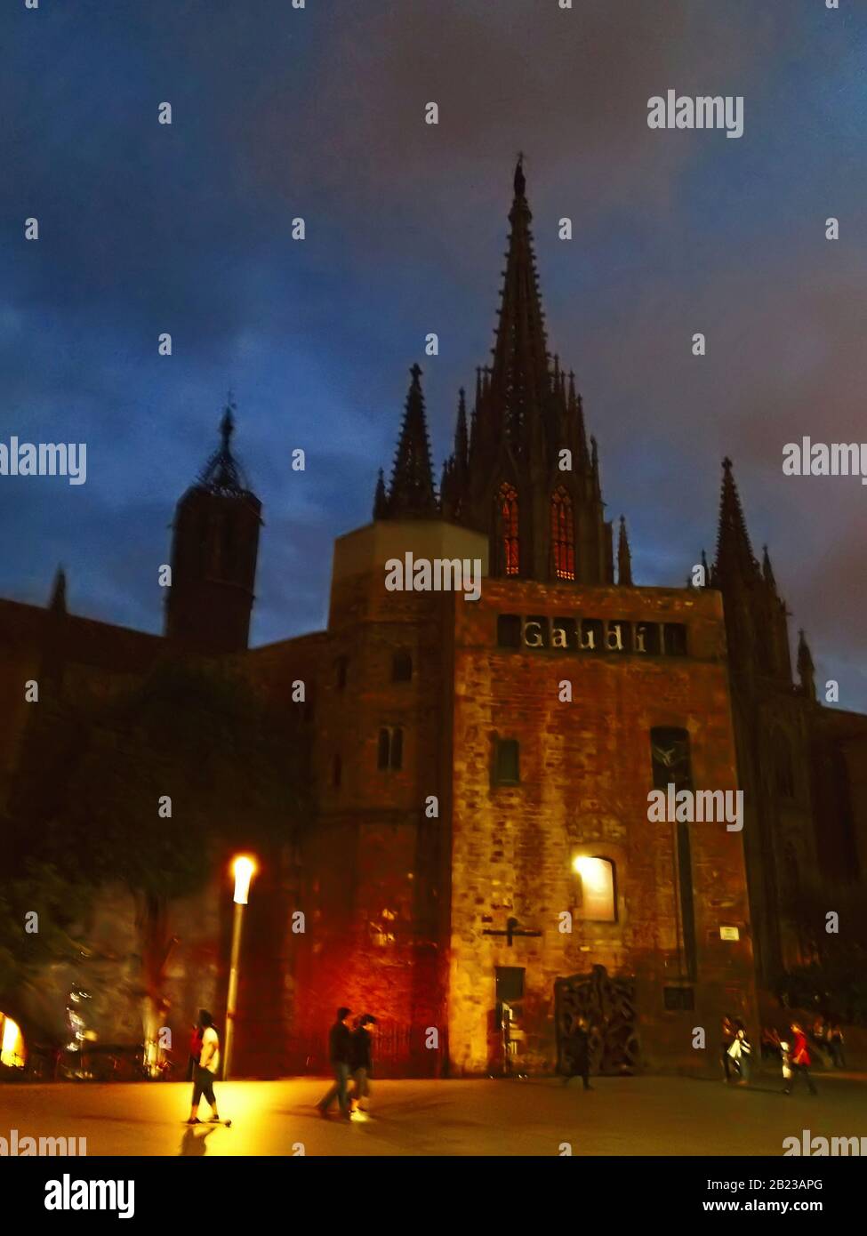 Barcellona, SPAGNA - 8 OTTOBRE 2013: Gaudi Exhibition Centre in primo piano e Cattedrale della Santa Croce e San Eulalia sullo sfondo Foto Stock