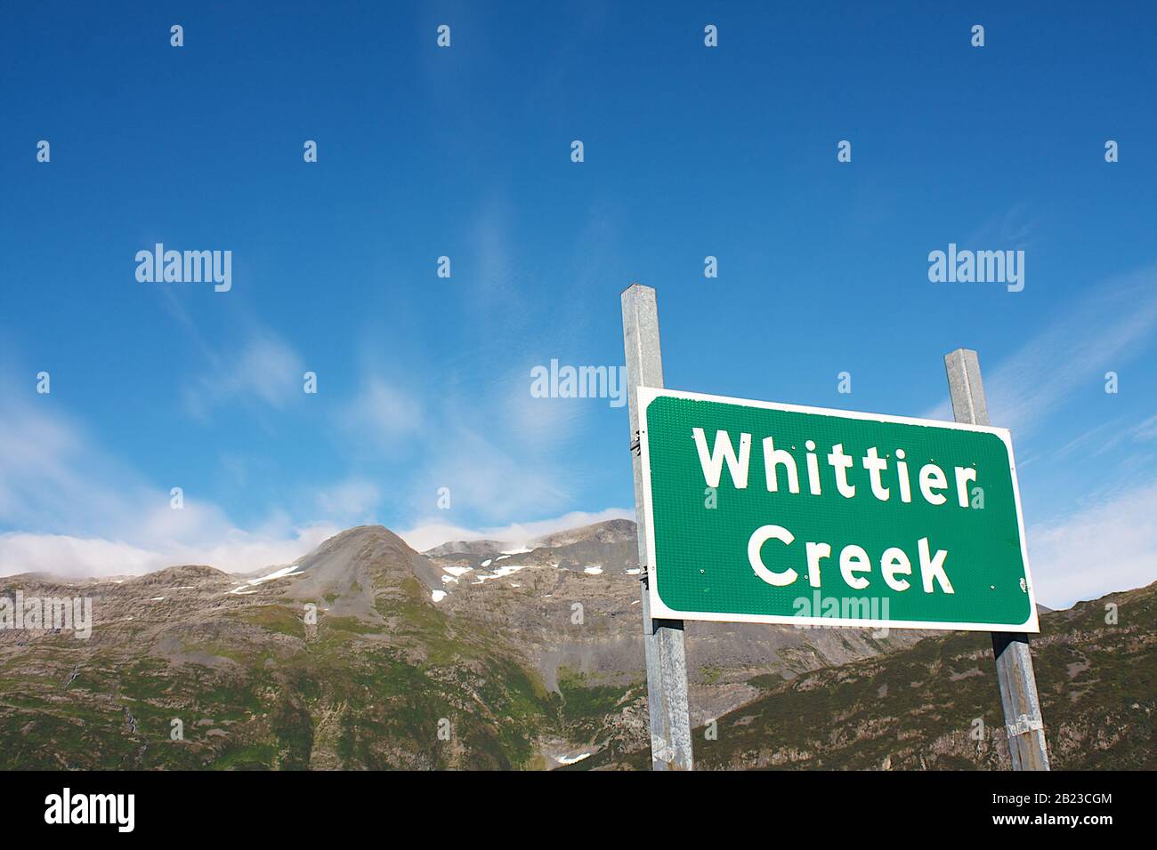 Whittier Creek, Alaska, USA: Città ​​sign con montagne innevate sullo sfondo Foto Stock