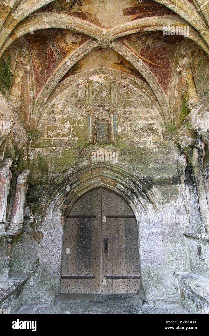 Ingresso gotico alla Cappella di Kermaria an Iskuit dal 13th secolo, Plouha, Bretagna, Francia Foto Stock