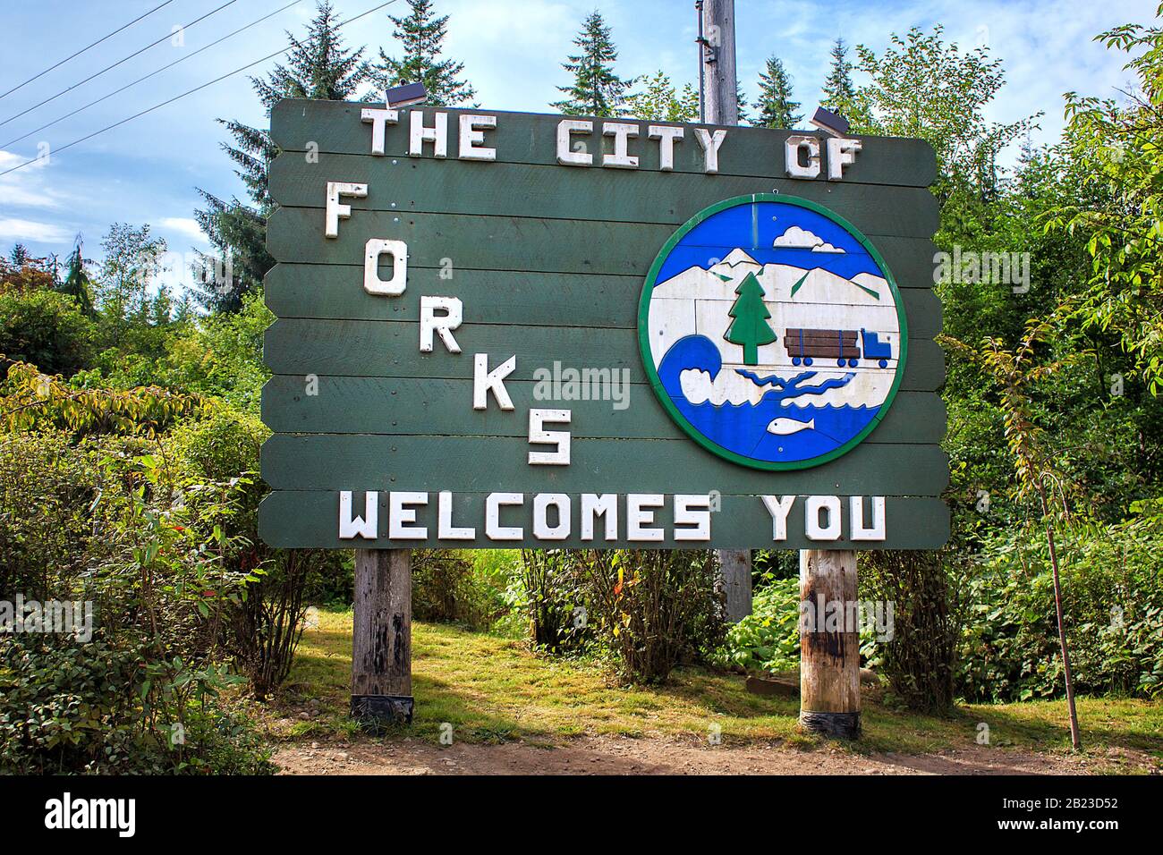 Forks, Washington/USA - 08 21 2011: Cartello della città. La città è famosa per la serie di libri/film Twilight di Stephenie Meyer che si trova a Forks Foto Stock