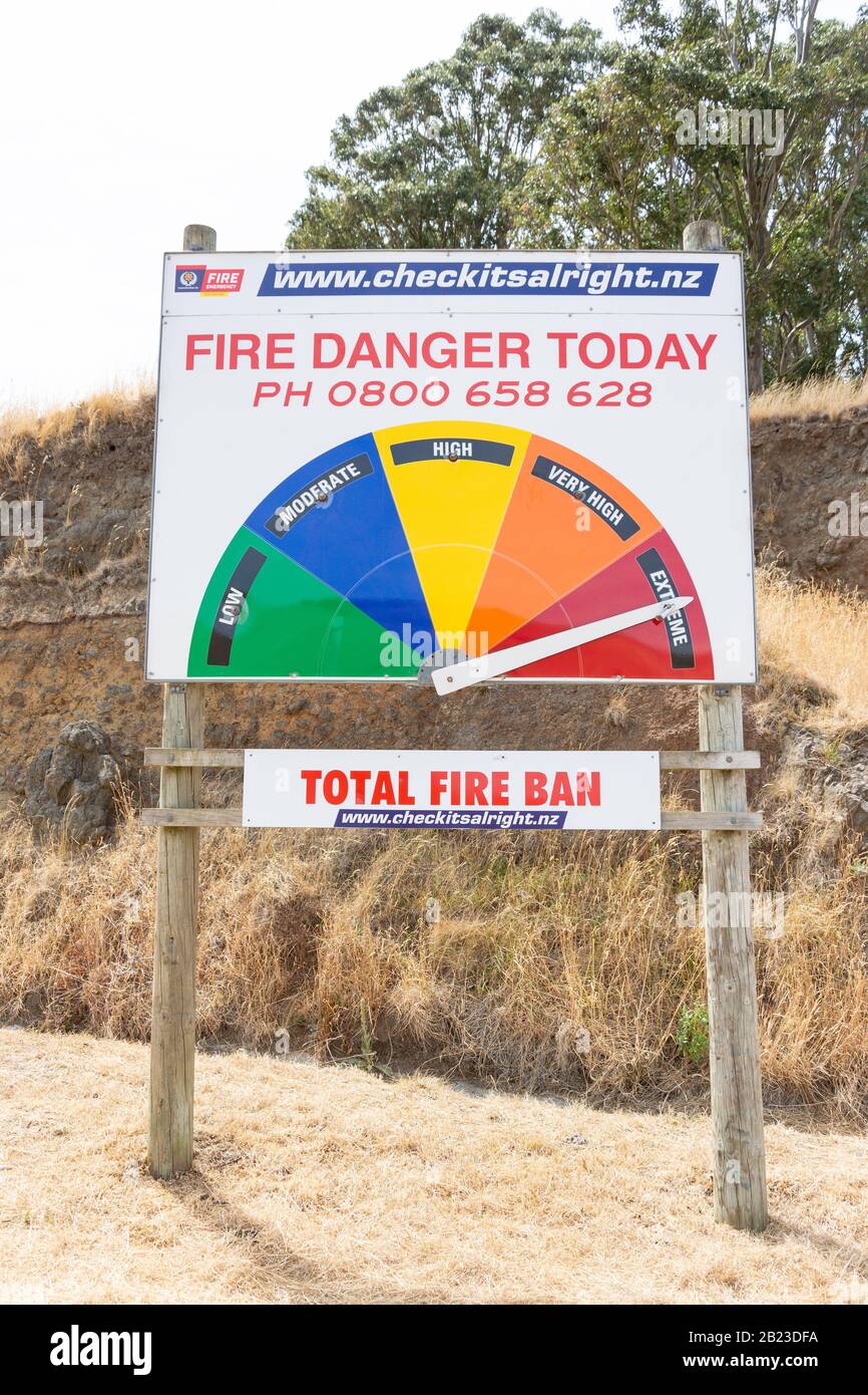 Cartello di pericolo incendio sopra Le Strade di Sumner e Summits, Sumner, Christchurch, Canterbury Region, New Zealand Foto Stock