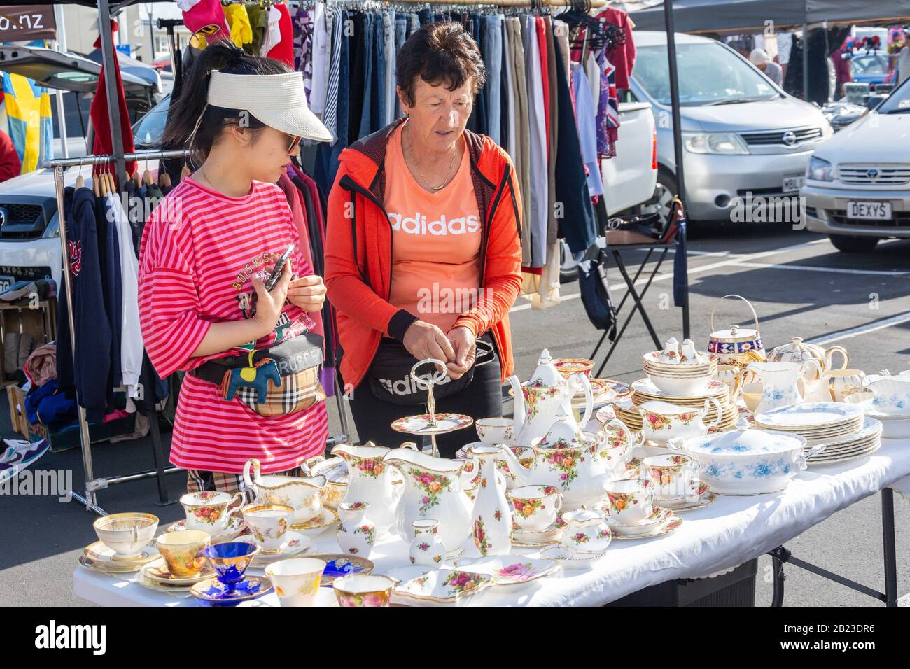 Negozio Di Articoli Da Tavola In Cina Al Takapuna Sunday Market, Anzac Street, Takapuna, North Shore, Auckland, Auckland Region, Nuova Zelanda Foto Stock