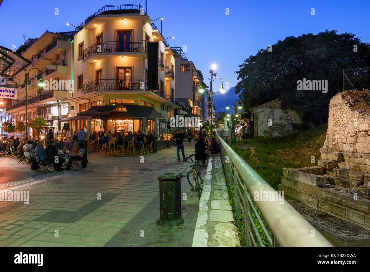 Strada pedonale con negozi, caffè e gente a Larissa, Grecia Foto Stock
