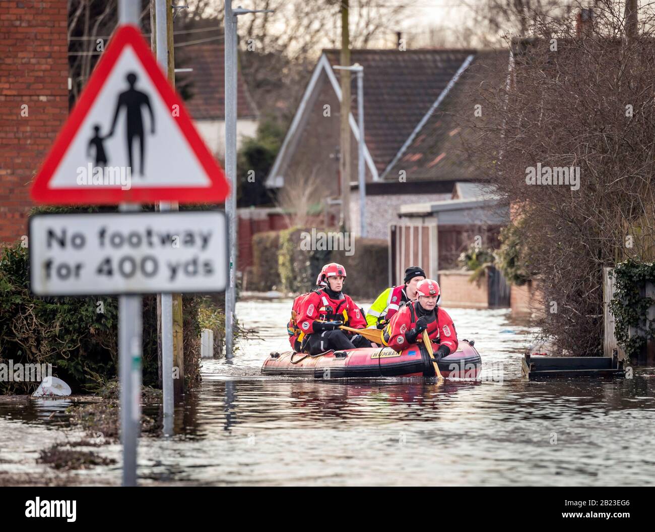 I soccorritori nel villaggio inondato di East Cowick, Yorkshire, dopo forti piogge e forti venti portati da Storm Jorge hanno martoriato il Regno Unito durante la notte. Foto Stock