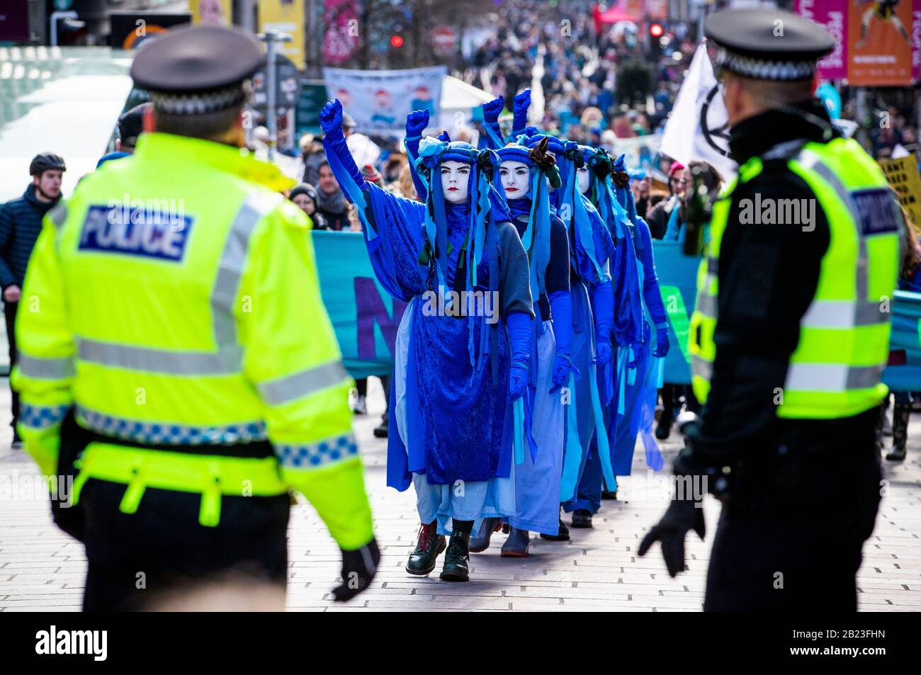 I Ribelli blu conducono centinaia di persone nella parata Blue Wave, organizzata da Extinction Rebellion, attraverso il centro di Glasgow per sensibilizzare i pericoli che Glasgow e il mondo si trovano ad affrontare a causa delle inondazioni causate dall'aumento dei livelli del mare e da un aumento delle tempeste. Foto Stock