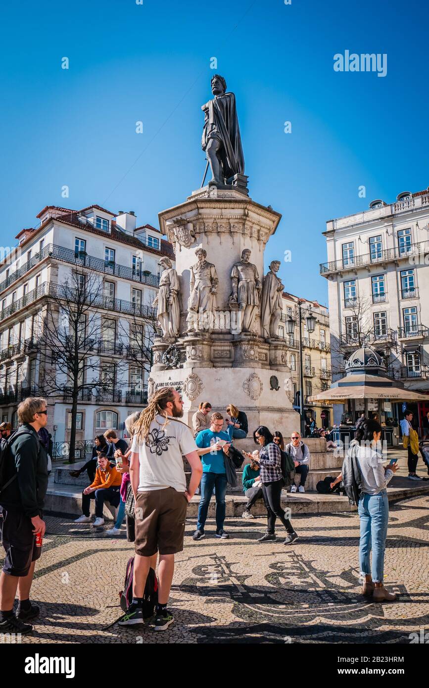 La gente si riunisce presso la statua all'aperto di Luis de Camoe, a Praca Luis de Camoes (Piazza Luís de Camões), una piazza pubblica della città e popolare punto d'incontro w Foto Stock