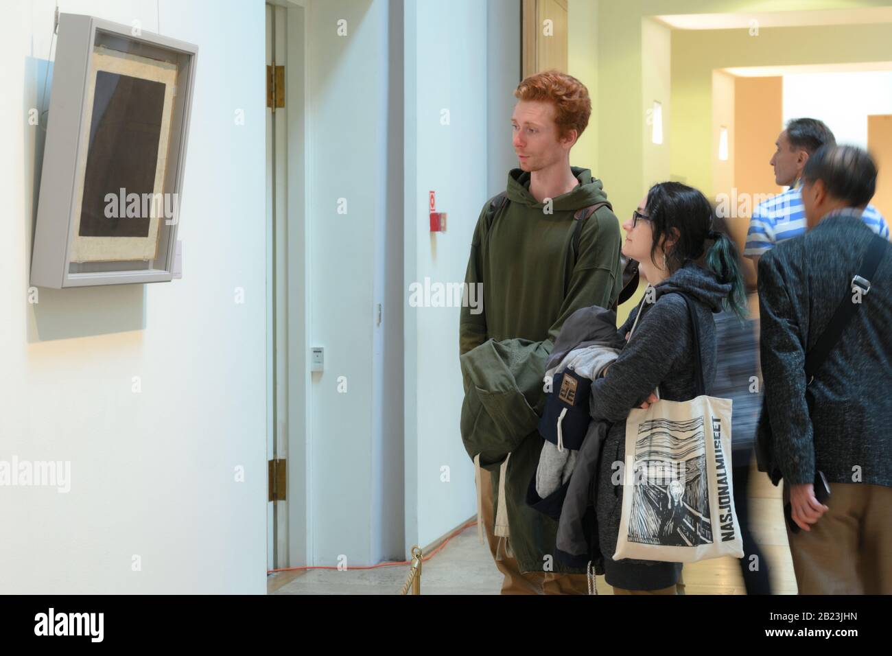 Persone nell'edificio dello staff generale del museo dell'Hermitage di Stato vicino all'iconica Kazimir Malevich pittura Piazza Nera. Foto Stock