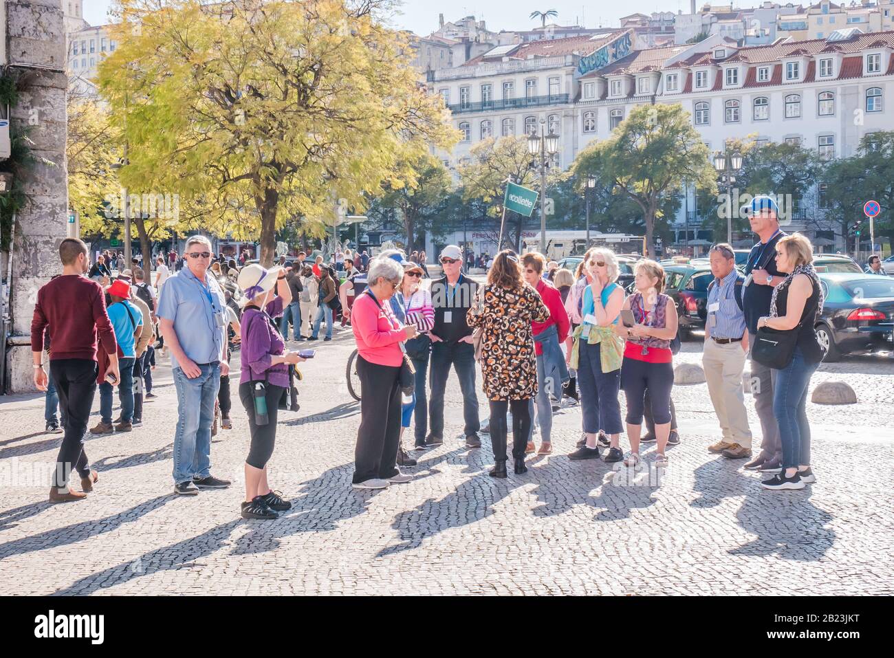 gruppo di turisti anziani nella città di lisbona portogallo Foto Stock