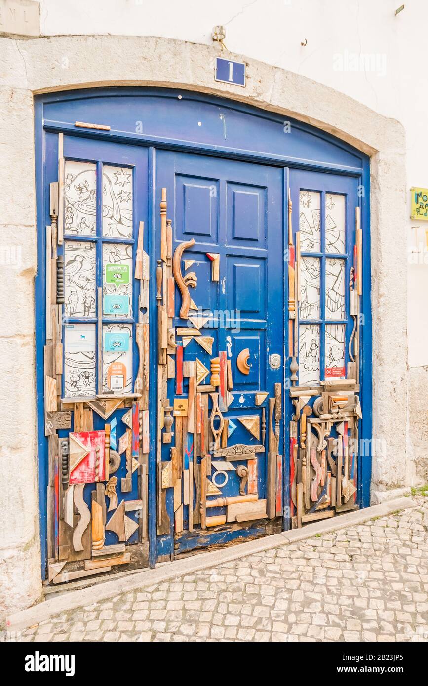 esterno di un negozio di attrezzi decorato con pezzi di strumenti borken in alfama lisbon portugal Foto Stock