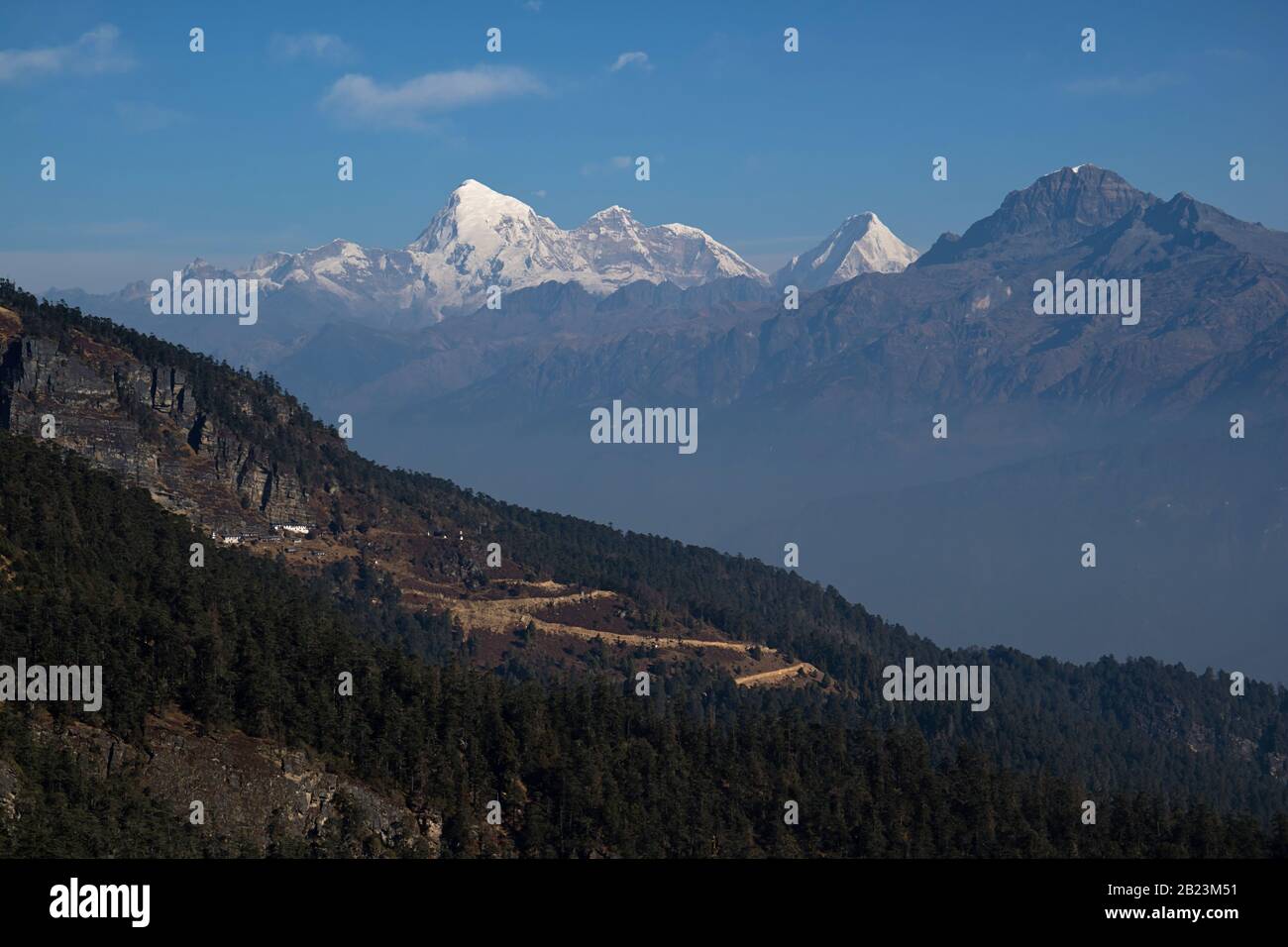 Gangkhar Puensum (picco bianco dei Tre Fratelli Spirituali) è la montagna Santa del Bhutan. E' la montagna non scalata più alta (7570 m) sulla terra. Foto Stock