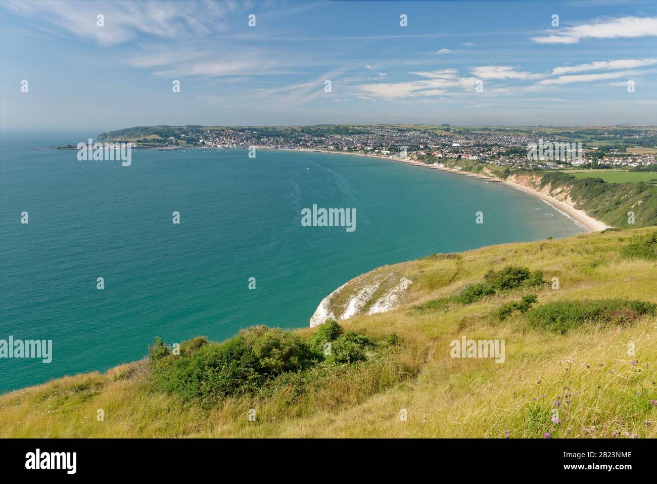 Panoramica di Swanage Bay, guardando verso ovest verso Swanage da Ballard Down, Dorset, Regno Unito. Foto Stock