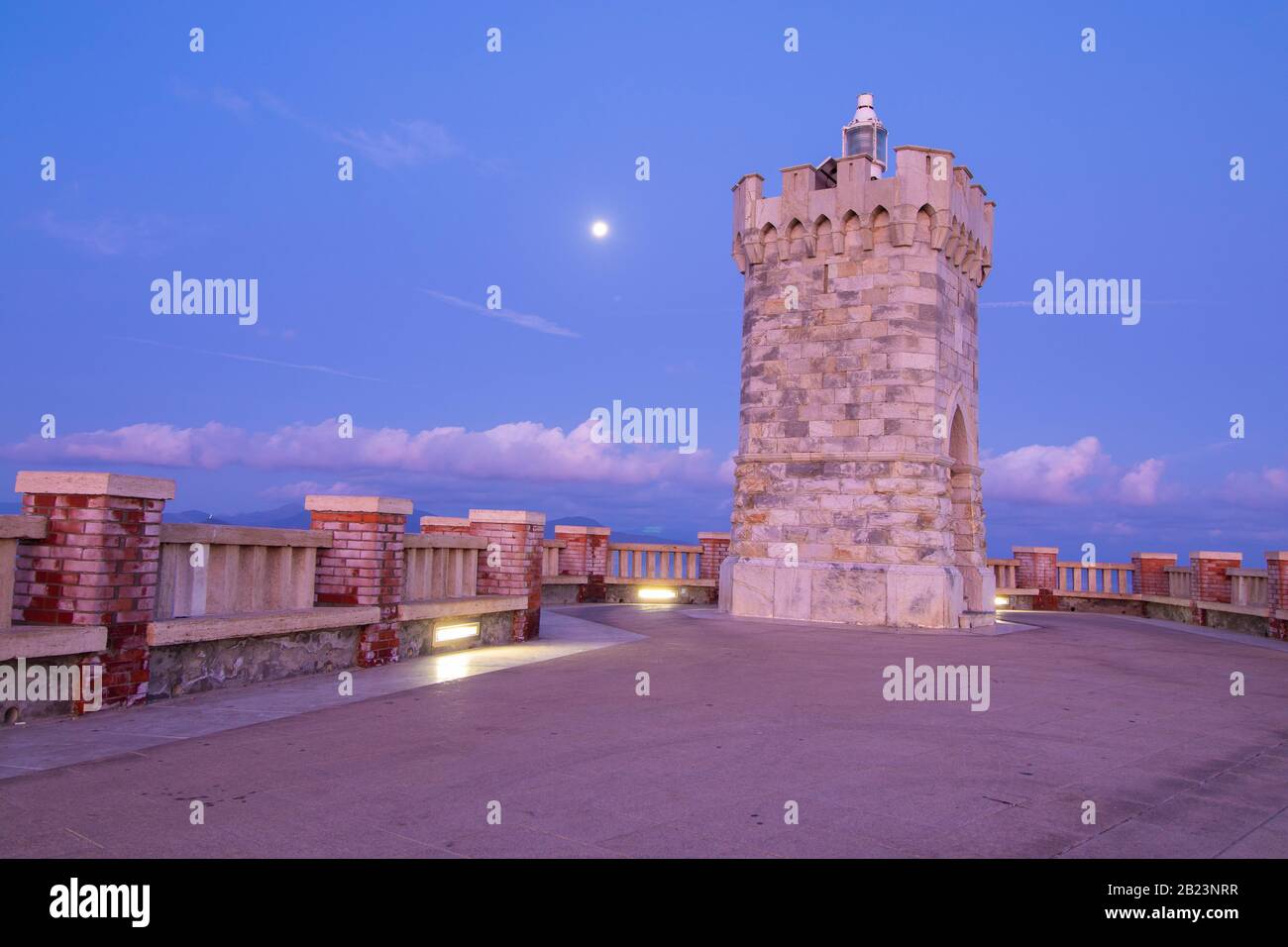 Colorato sorgere del sole in una tranquilla giornata estiva, Piombino, Toscana Foto Stock