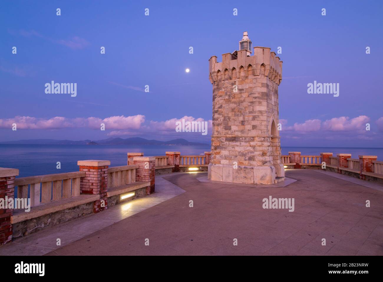 Colorato sorgere del sole in una tranquilla giornata estiva, Piombino, Toscana Foto Stock