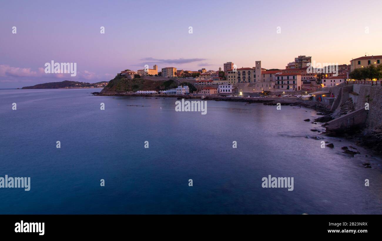 Colorato sorgere del sole in una tranquilla giornata estiva, Piombino, Toscana Foto Stock