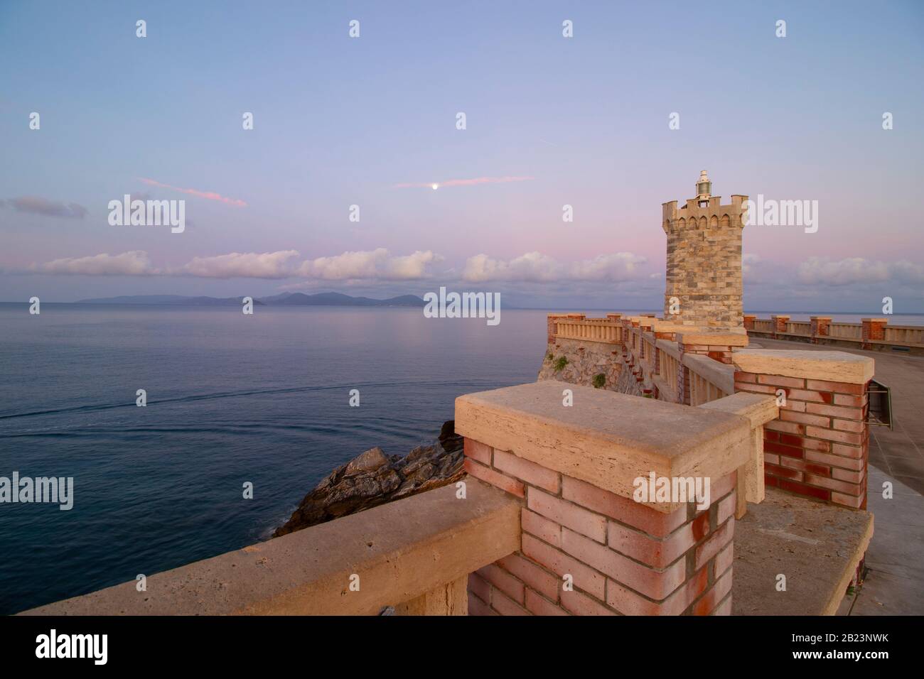 Colorato sorgere del sole in una tranquilla giornata estiva, Piombino, Toscana Foto Stock