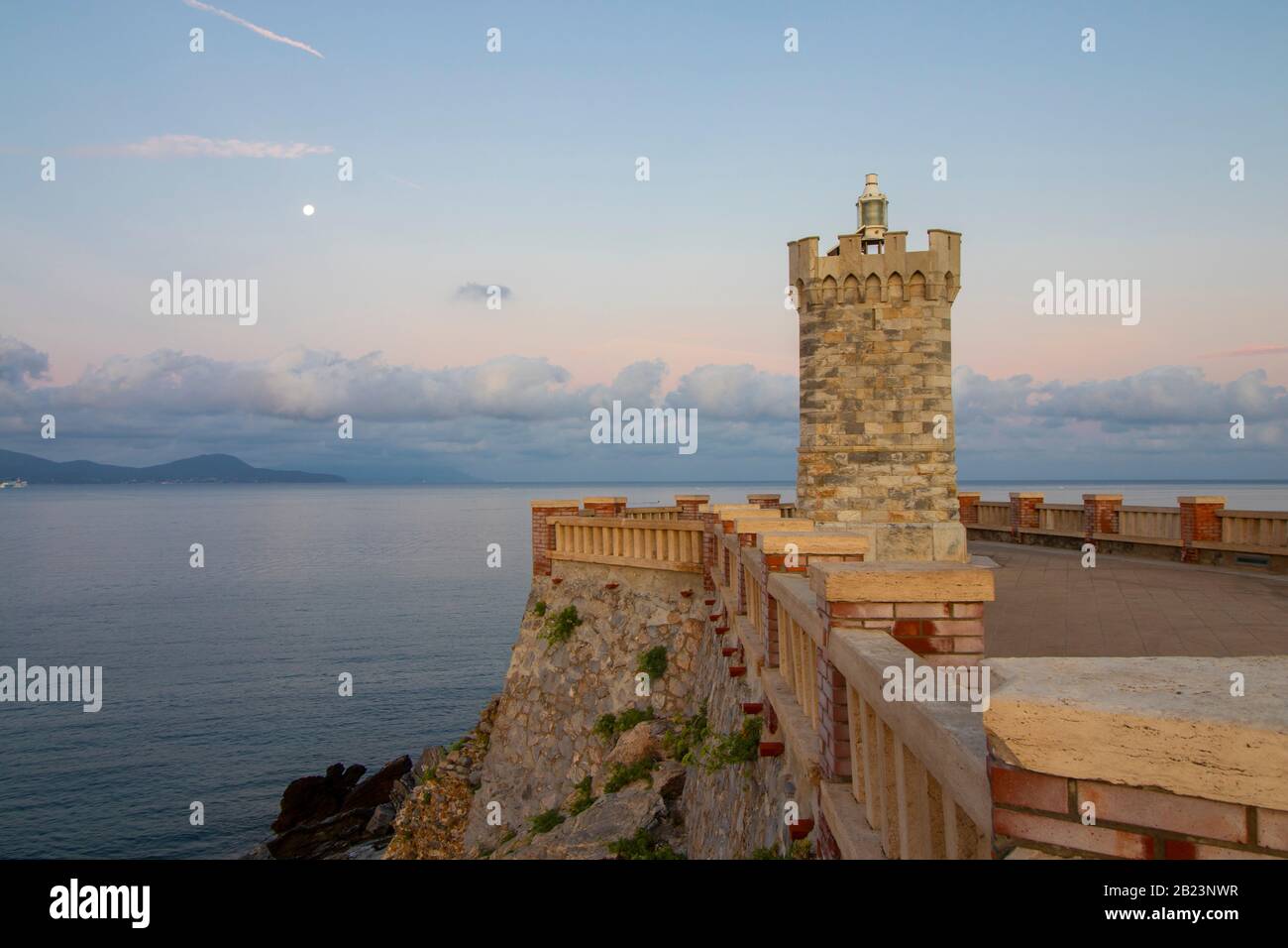 Colorato sorgere del sole in una tranquilla giornata estiva, Piombino, Toscana Foto Stock