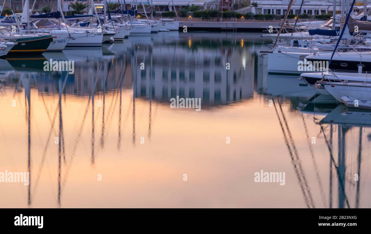 Colorata alba sul mare in una tranquilla giornata estiva, Toscana Foto Stock