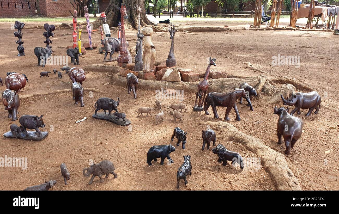 Sudafricano Molte figurine fatte in casa di alberi di animali di natura africana Foto Stock