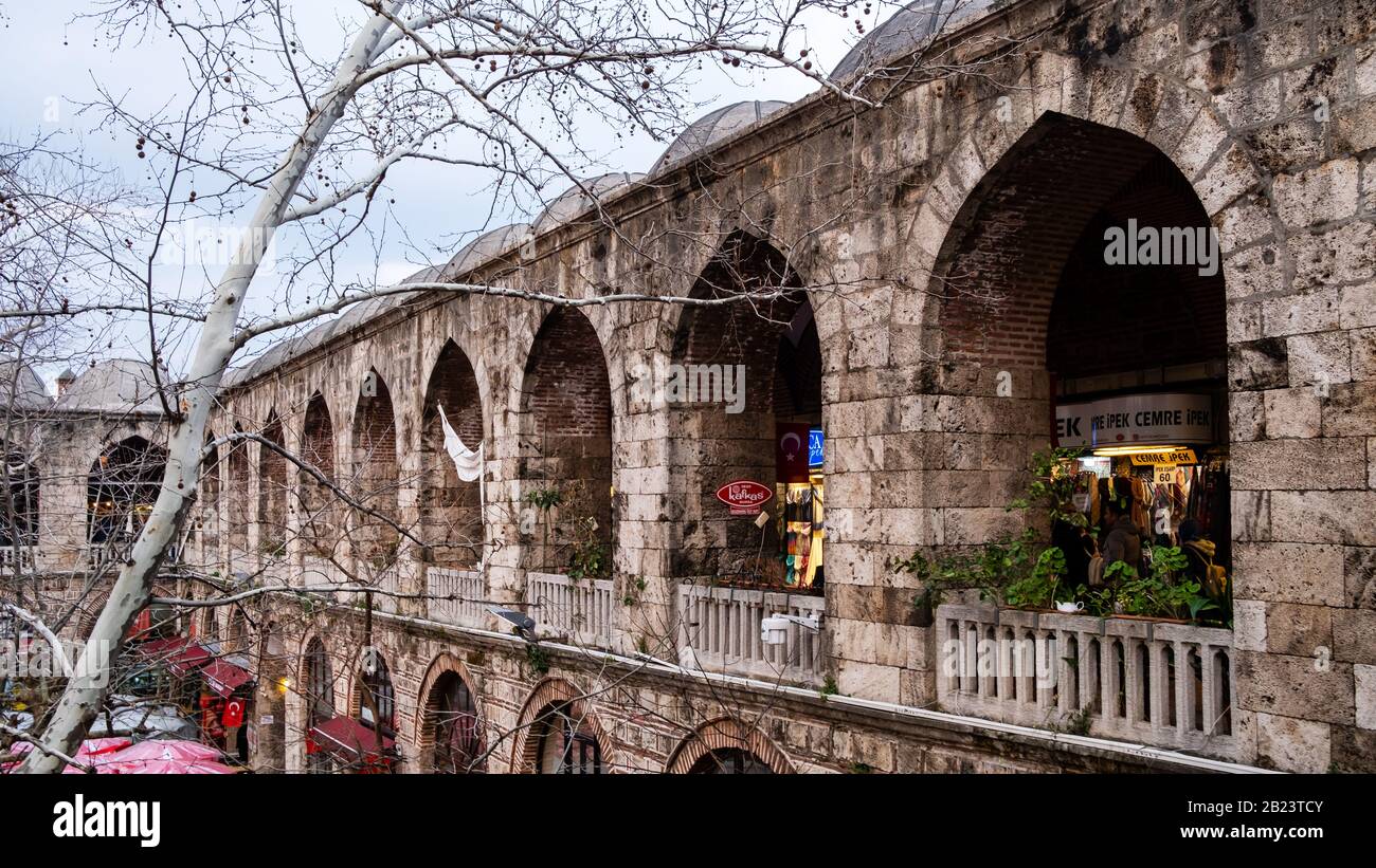 Bursa / Turchia - 02/16/2020: Giardini del tè, negozi di seta e piccola moschea storica nel Bazaar della seta di Koza Han. Koza Han è un'ottima soluzione storica e molto famosa Foto Stock