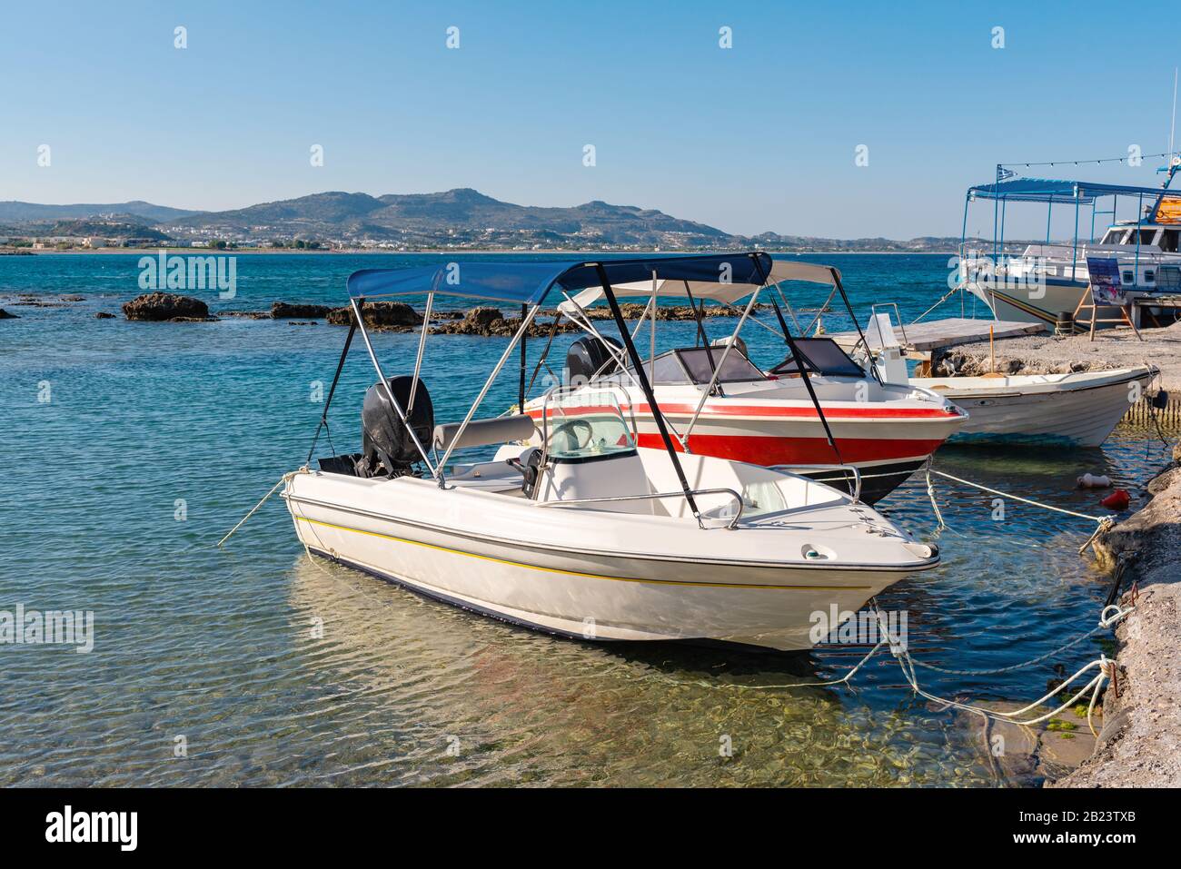 Barche a motore per crociere sul mare sulla spiaggia a Kolymbia, Rodi. Grecia Foto Stock