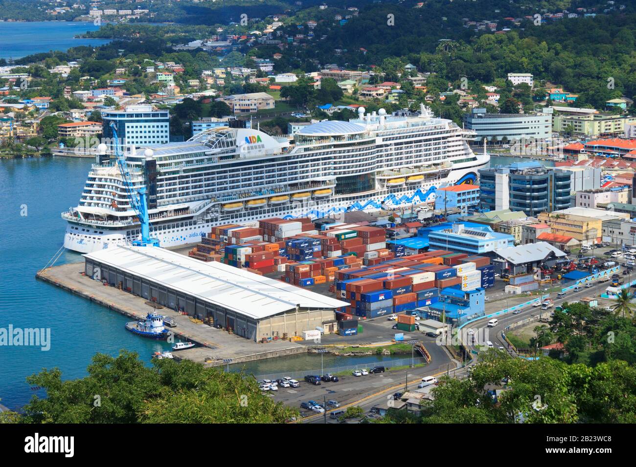 Castries, Santa Lucia - 23 novembre 2019. La nave da crociera Aida al porto adiacente al capannone contenitore in una luminosa giornata di sole Foto Stock