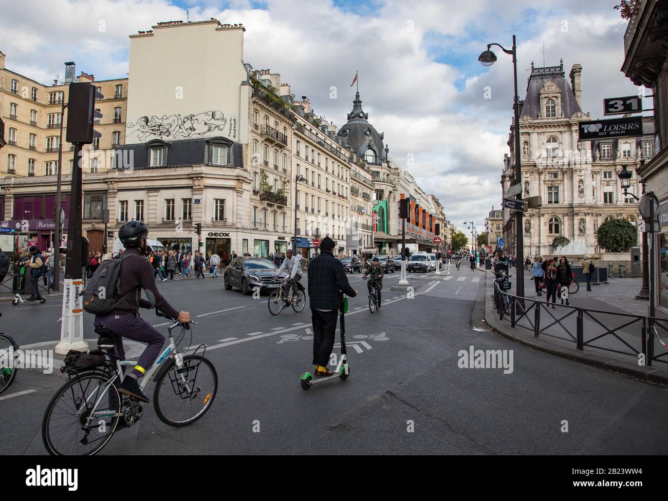 Parigi, Francia - 30th Settembre, 2019: Il traffico passa davanti al municipio (hotel de ville), i calisti e lo scooter elettrico, la pista ciclabile su Rue de Rivoli Foto Stock