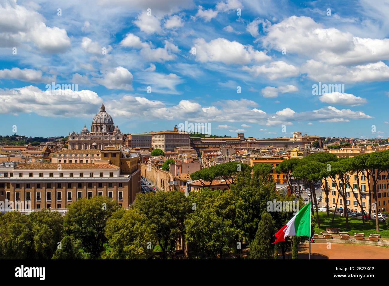 Bella vista aerea sulla Basilica di San Pietro ( famosa pietra miliare romano ) e antichi edifici classici del Vaticano sullo sfondo di nuvole. Sc Foto Stock