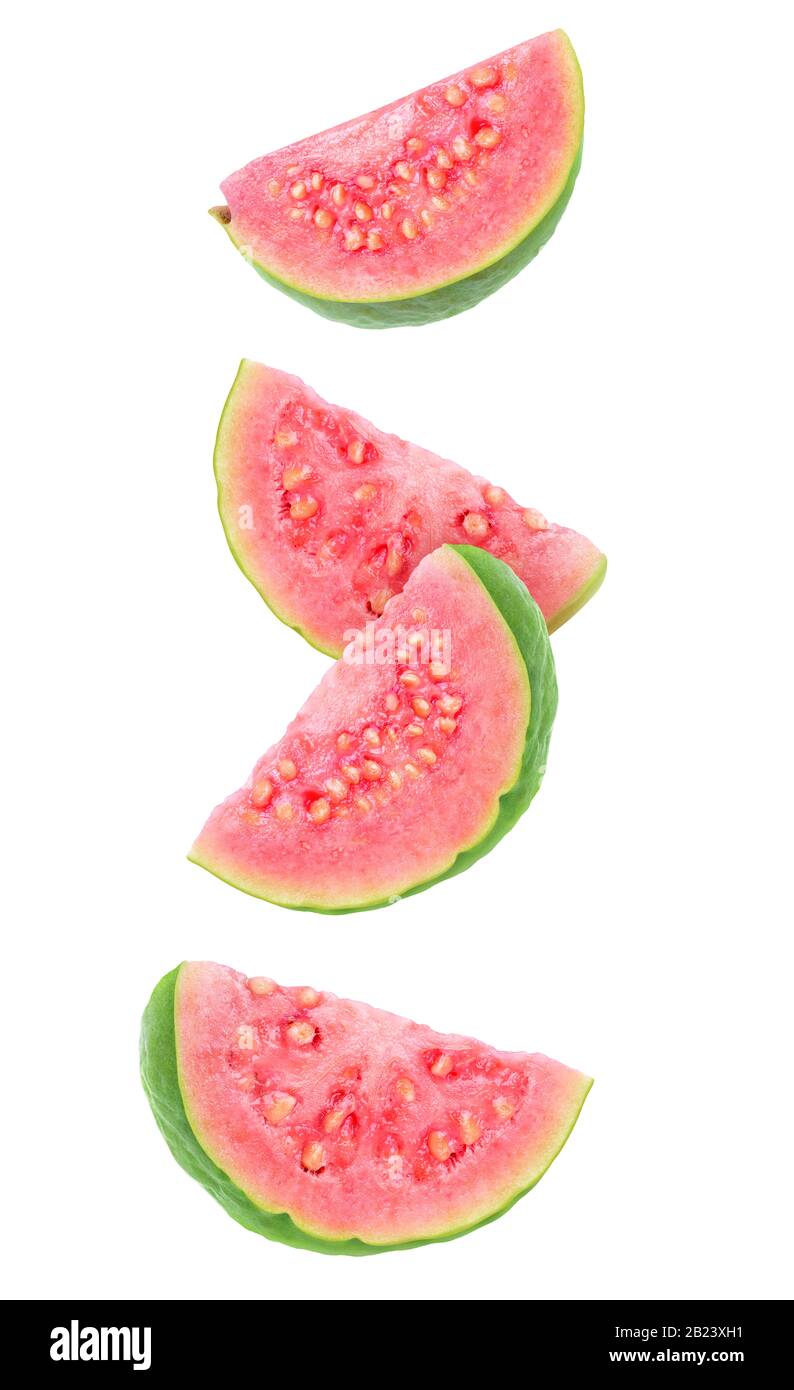 Fette di guava isolate. Quattro spicchi di frutti di guava rosa carnati isolati su sfondo bianco con sentiero di taglio Foto Stock