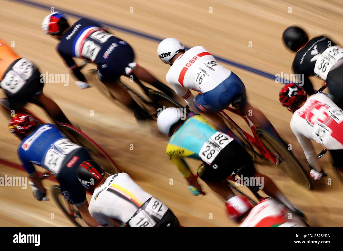 Matthew Walls (centro) della Gran Bretagna compete nella gara di Eliminazione Omnium maschile durante il quarto giorno dei Campionati mondiali di ciclismo su pista UCI 2020 a Velodrom, Berlino. Foto Stock