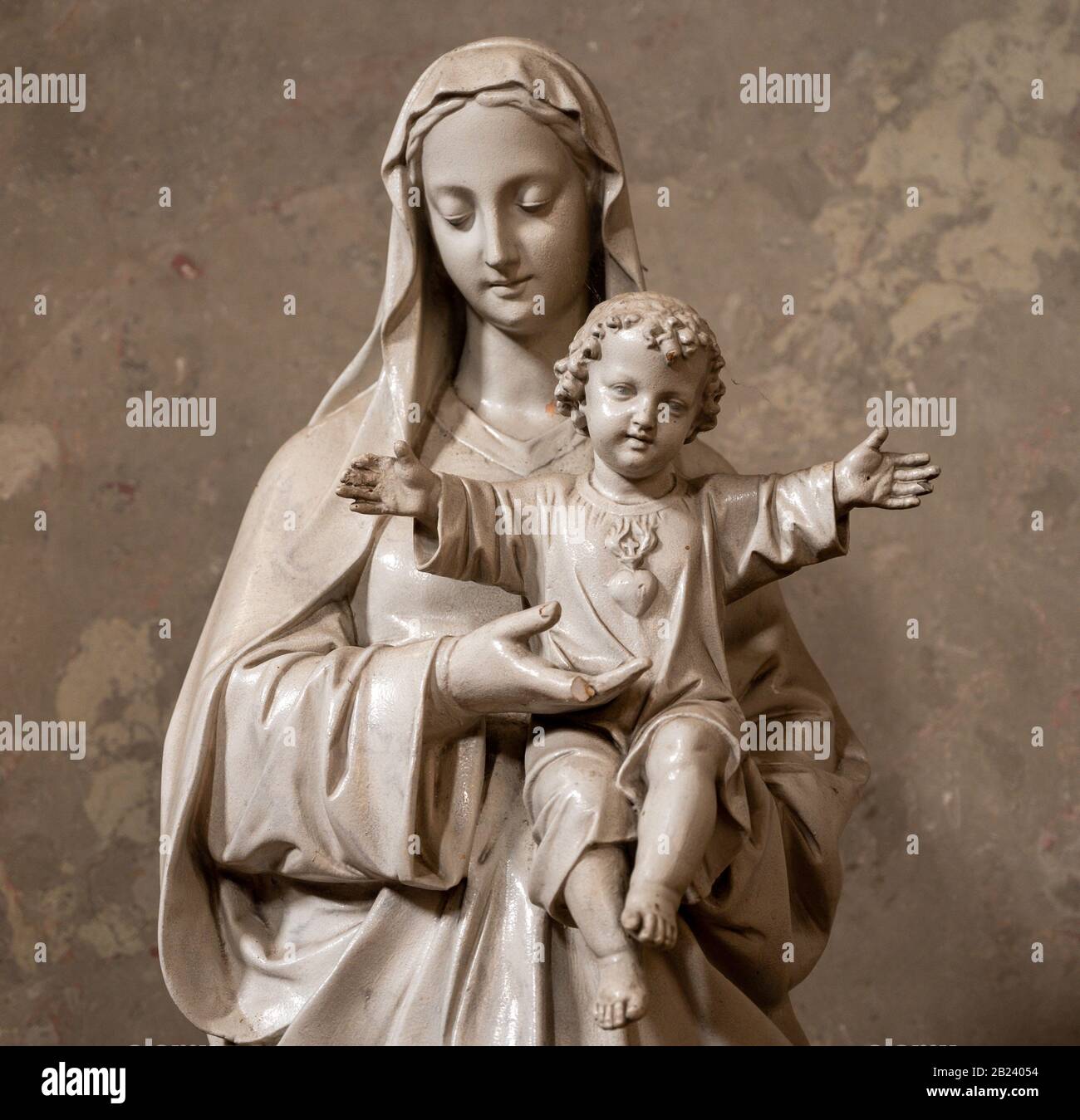 Statua della Vergine Maria con piccolo Gesù a braccia aperte. Chiesa di Santo Stefano a Pápa, Ungheria. Foto Stock
